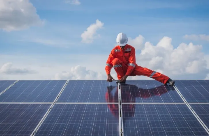 Instalator montând panouri fotovoltaice — finanțare în rate tbi bank